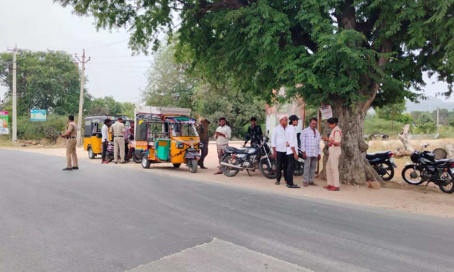 Madanapalle: చిప్పిలి వద్ద ట్రాఫిక్ ఎస్ఐ గాయత్రి వాహనాల తనిఖీ