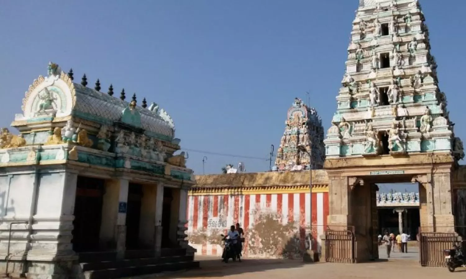 Alangudi Guru Temple: గురువారం ఈ ఆలయంలో 24 ప్రదక్షిణలు...24 దీపాలు ఎందుకు వెలిగించమంటారో తెలుసా? Alangudi Guru Temple: గురువారం ఈ ఆలయంలో 24 ప్రదక్షిణలు...24 దీపాలు ఎందుకు వెలిగించమంటారో తెలుసా?