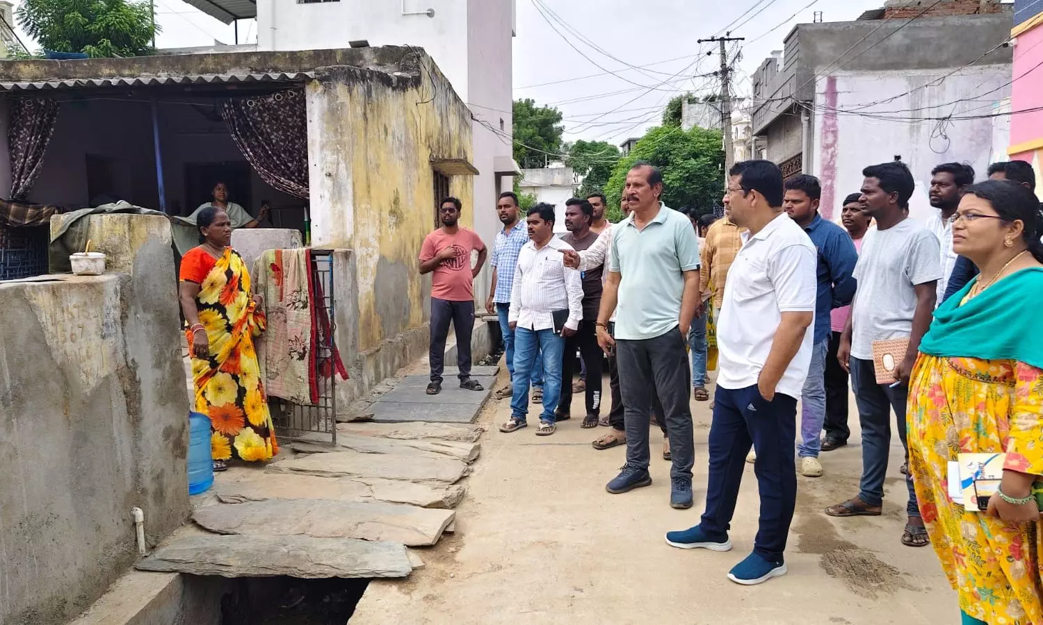 Badvel: బద్వేల్ 13, 14 వార్డుల్లో ఆర్డీవో, కమిషనర్ పర్యటన Badvel: బద్వేల్ 13, 14 వార్డుల్లో ఆర్డీవో, కమిషనర్ పర్యటన