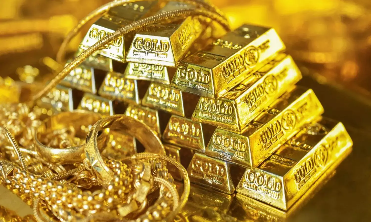 Gold: ఊరిస్తున్న బంగారం...అయోమయంలో కొనుగోలుదారులు Gold: ఊరిస్తున్న బంగారం...అయోమయంలో కొనుగోలుదారులు