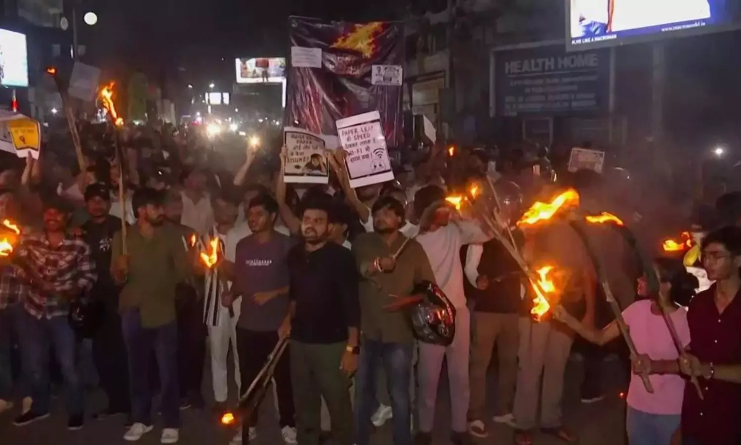 ఝార్ఖండ్‌లో ఉద్ధృతమైన పేపర్ లీక్ ఆందోళనలు.. జేపీఎస్‌సీ రద్దుకు డిమాండ్ చేస్తూ ఆమరణ దీక్ష!