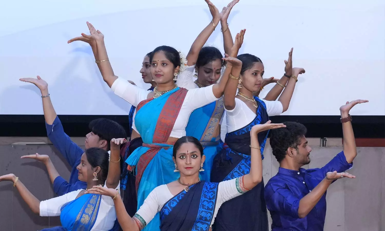 నృత్యంతో గణిత భావనలకు రూపం.. హైదరాబాద్ యూనివర్సిటీలో వినూత్న ప్రదర్శన నృత్యంతో గణిత భావనలకు రూపం.. హైదరాబాద్ యూనివర్సిటీలో వినూత్న ప్రదర్శన