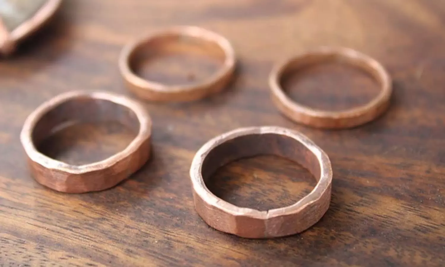Copper Ring Benefits: రాగి ఉంగరంతో అదృష్టం మారుతుందా? పూర్వీకులు చెబుతున్న సత్యం ఇదే Copper Ring Benefits: రాగి ఉంగరంతో అదృష్టం మారుతుందా? పూర్వీకులు చెబుతున్న సత్యం ఇదే