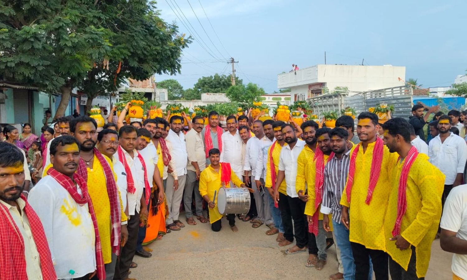 రావిచేడ్ లో వైభవంగా బీరప్ప మహంకాళి బోనాలు