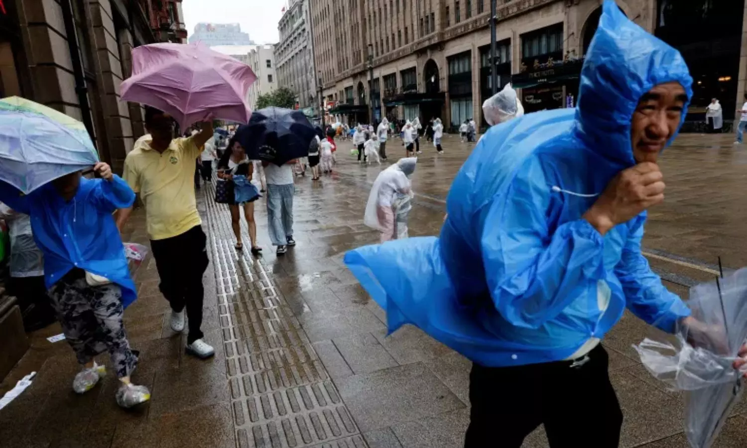 Typhoon Dolphin China: ప్రకృతి విలయం...ఖాళీ అవుతున్న చైనా