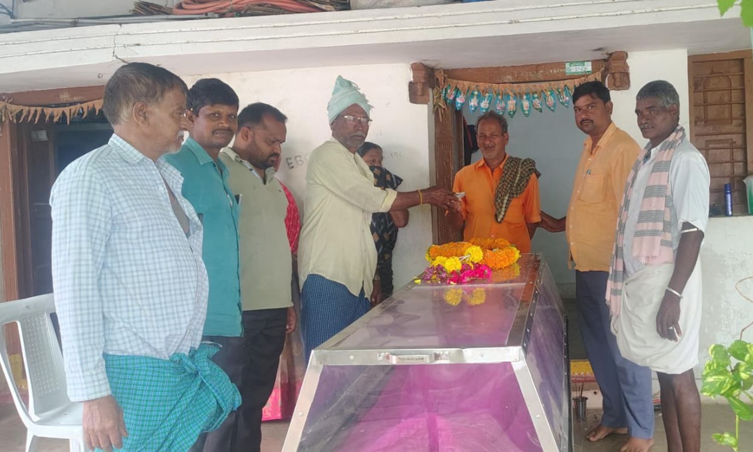 పోతేపల్లిలో ఉప్పలట్రస్ట్ ఉదార్యత బాధిత కుటుంబానికి ఆర్థిక సాయం పోతేపల్లిలో ఉప్పలట్రస్ట్ ఉదార్యత బాధిత కుటుంబానికి ఆర్థిక సాయం