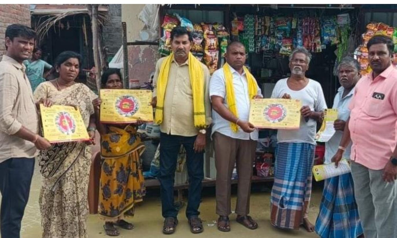 ఇంటింటికీ టీడీపీ' చెన్నముక్కపల్లిలో కరపత్రాల పంపిణీ