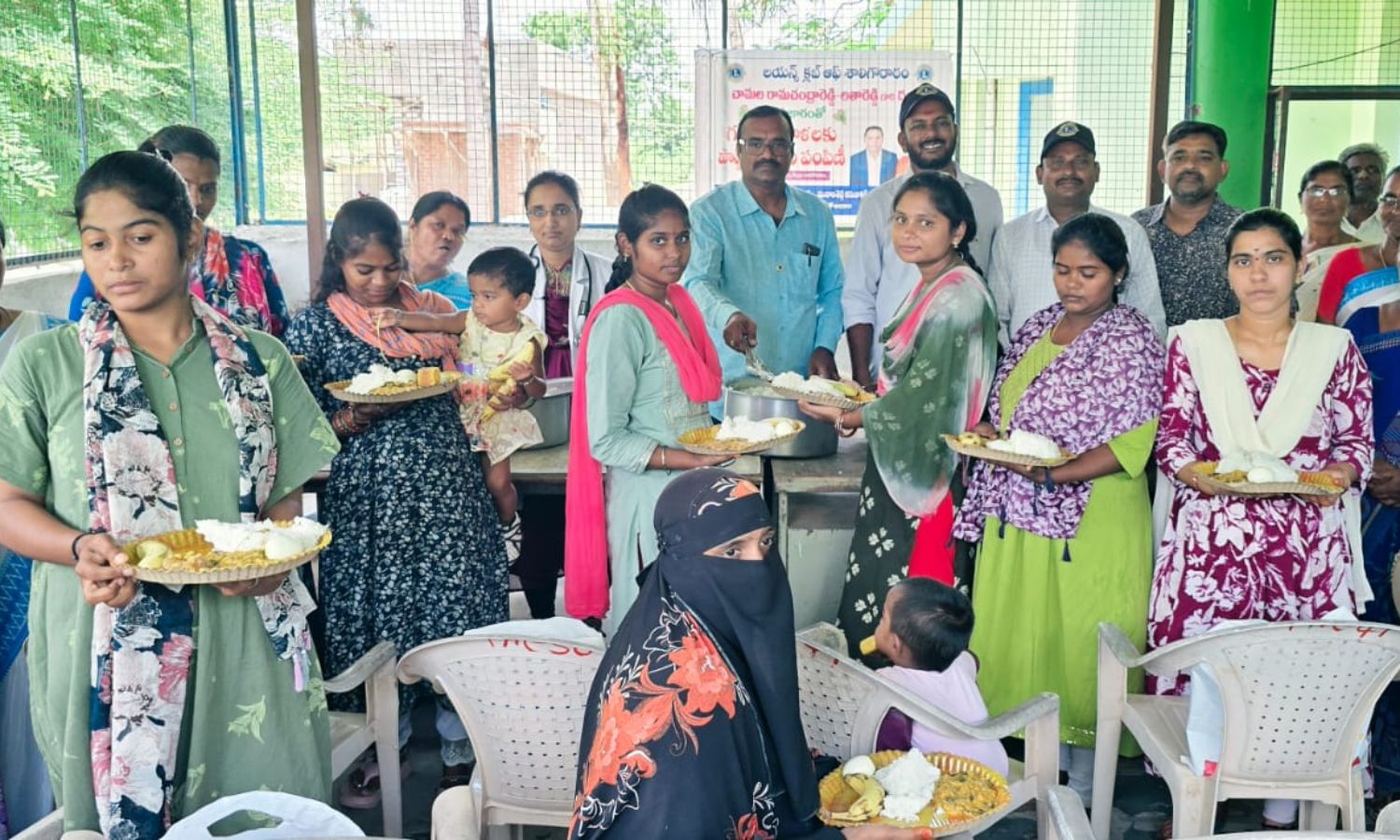గర్భిణీలకు పోషకాహారం పంపిణీ చేసిన లయన్స్క్లబ్