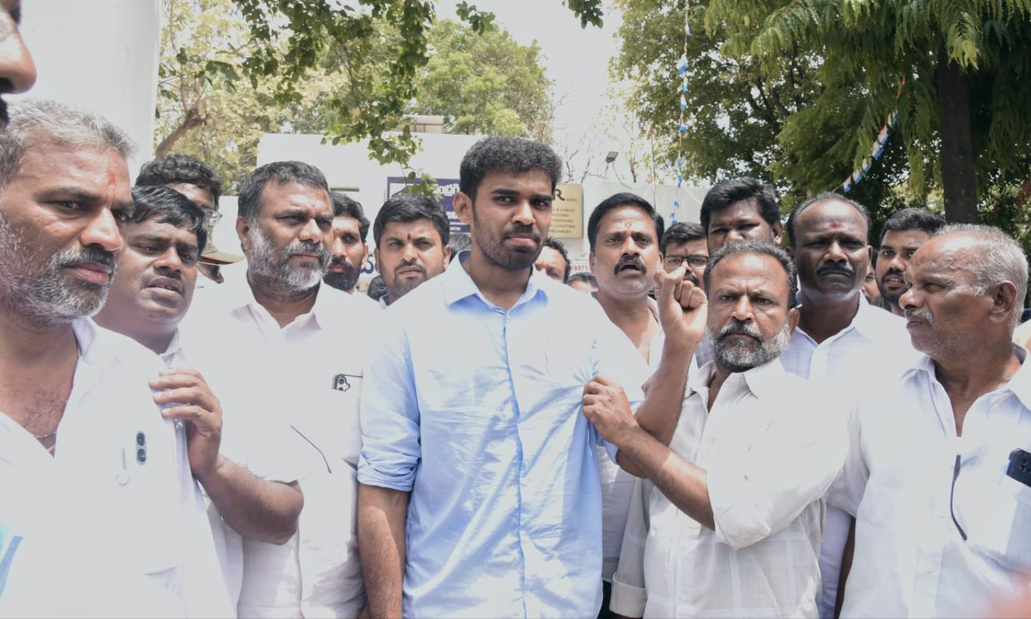 చంద్రగిరిలో ప్రైవేట్ సెక్యూరిటీ అరెస్టుపై వైఎస్సార్సీపీ ధర్నా