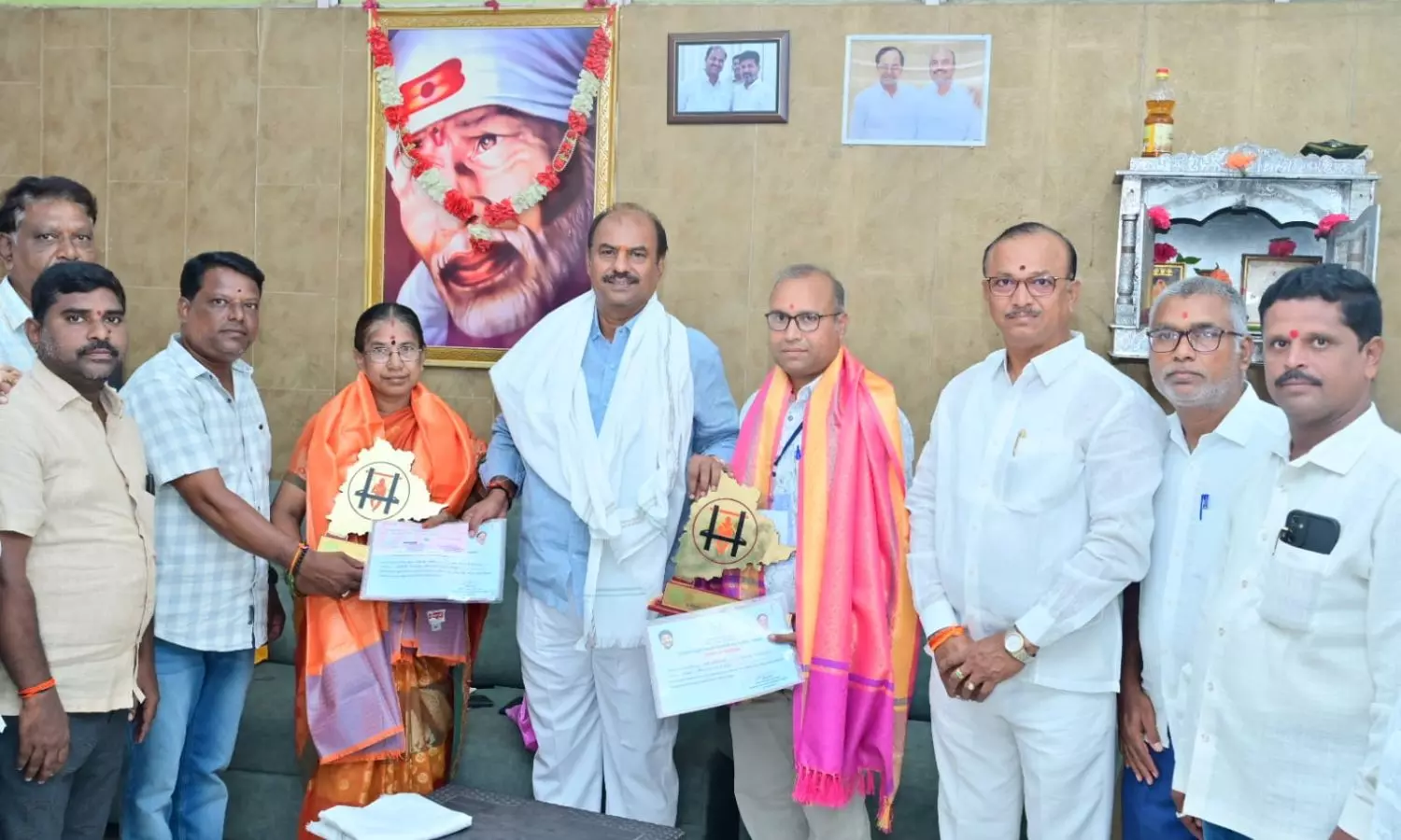 చేనేత కళాకారులు డాకే రాజ్ కుమార్ దామర్ల శారదలకు ఎమ్మెల్యే సత్కారం చేనేత కళాకారులు డాకే రాజ్ కుమార్ దామర్ల శారదలకు ఎమ్మెల్యే సత్కారం
