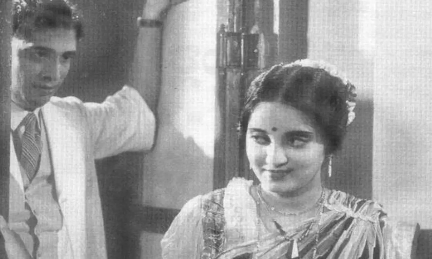 Gruhalakshmi: సినిమాల్లో రియాలిటీ అంటే ఇదే... షూటింగ్ అని తెలియక జనం ఏం చేశారంటే Gruhalakshmi: సినిమాల్లో రియాలిటీ అంటే ఇదే... షూటింగ్ అని తెలియక జనం ఏం చేశారంటే
