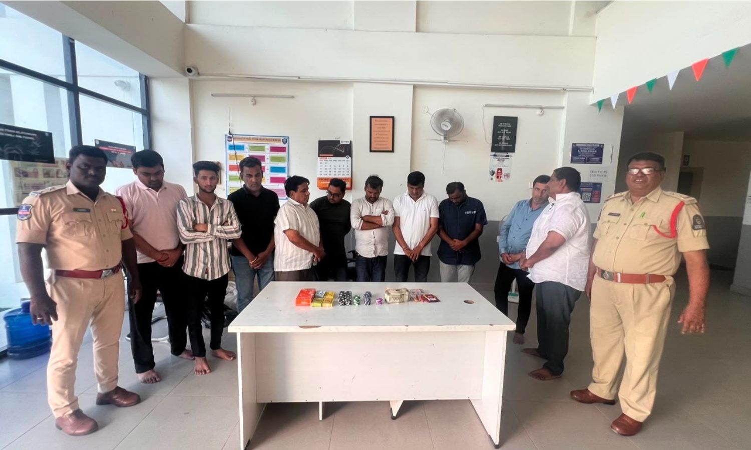 గోషామహల్‌లో పేకాట స్థావరంపై దాడి: 10 మంది అరెస్ట్