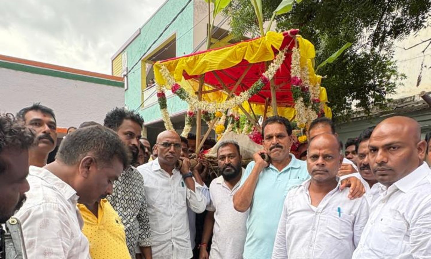 గౌడెల్లి రామకృష్ణ అంత్యక్రియలు.. హాజరైన ఆర్ ఎస్ప్రవీణ్ కుమార్ గౌడెల్లి రామకృష్ణ అంత్యక్రియలు.. హాజరైన ఆర్ ఎస్ప్రవీణ్ కుమార్