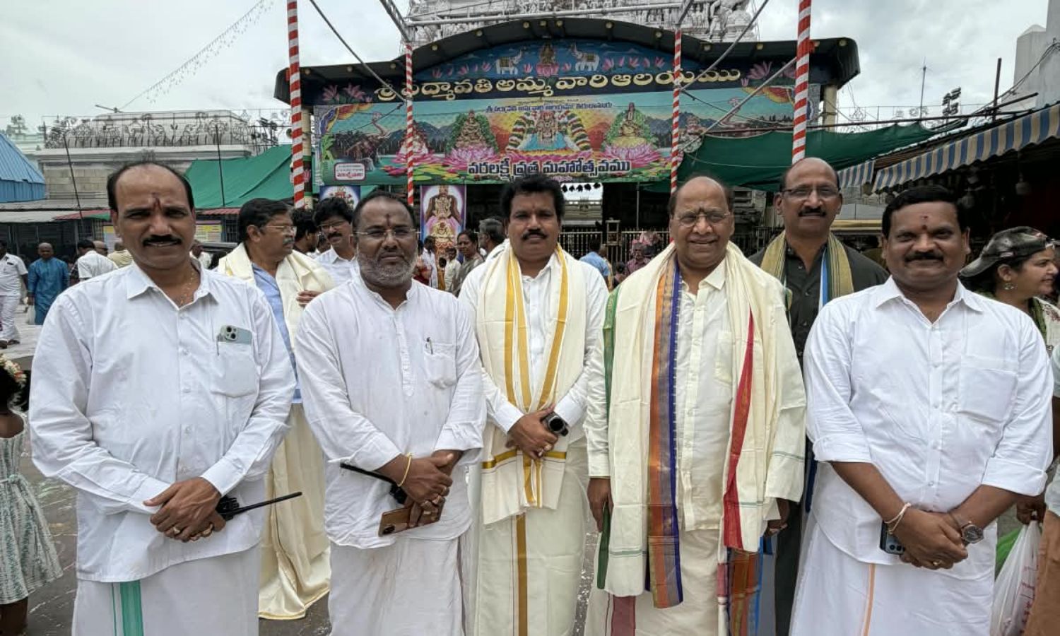తిరుచానూరు అమ్మవారి సేవలో మాజీ టీటీడీ జేఈవోశ్రీనివాసరాజు తిరుచానూరు అమ్మవారి సేవలో మాజీ టీటీడీ జేఈవోశ్రీనివాసరాజు