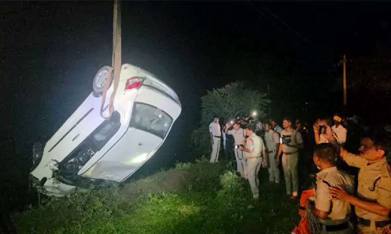 బావిలోకి దూసుకెళ్లిన కారు.. ఒకే కుటుంబానికి చెందిన నలుగురు జలసమాధి బావిలోకి దూసుకెళ్లిన కారు.. ఒకే కుటుంబానికి చెందిన నలుగురు జలసమాధి