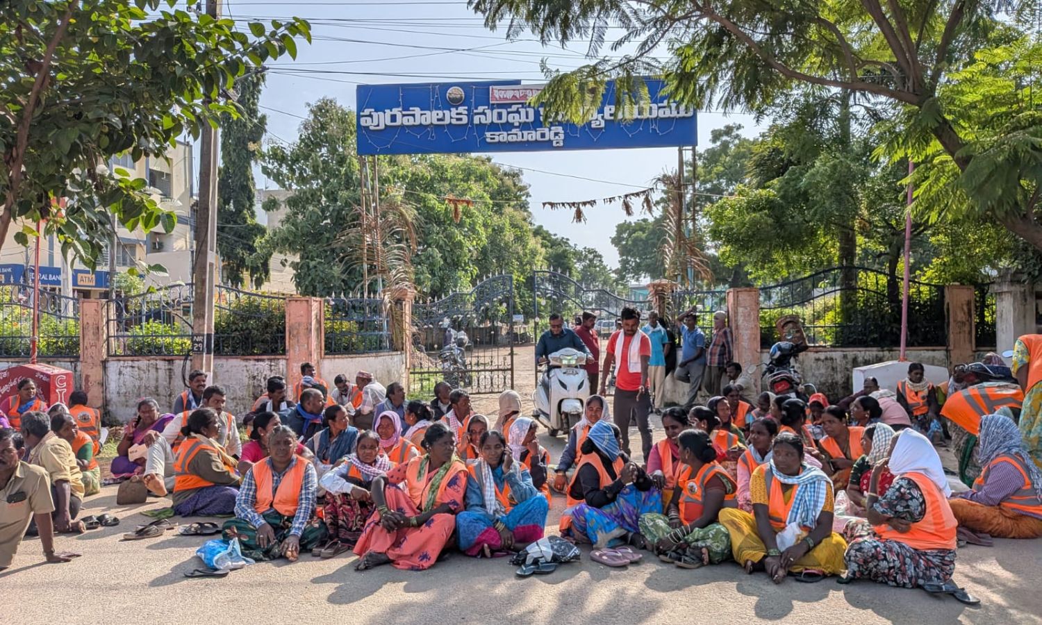 కామారెడ్డి మున్సిపల్ కార్యాలయం ఎదుట కార్మికుల ధర్నా