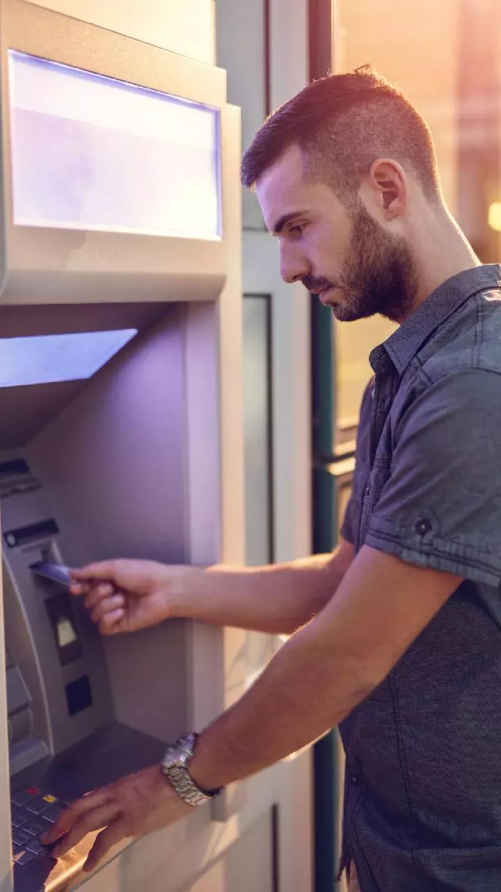 ATM Card: ATM కార్డ్లో మీ డేటా ఎలా సేవ్ అవుతుంది? మిషన్ దాన్ని ఎలా రీడ్ చేస్తుందో తెలుసా ? ATM Card: ATM కార్డ్లో మీ డేటా ఎలా సేవ్ అవుతుంది? మిషన్ దాన్ని ఎలా రీడ్ చేస్తుందో తెలుసా ?