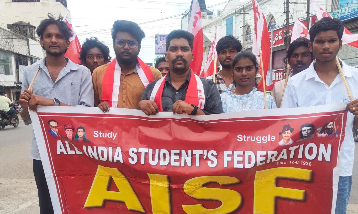 భీమవరంలో విద్యారంగ సమస్యలపై ఏఐఎస్ఎఫ్ నిరసన