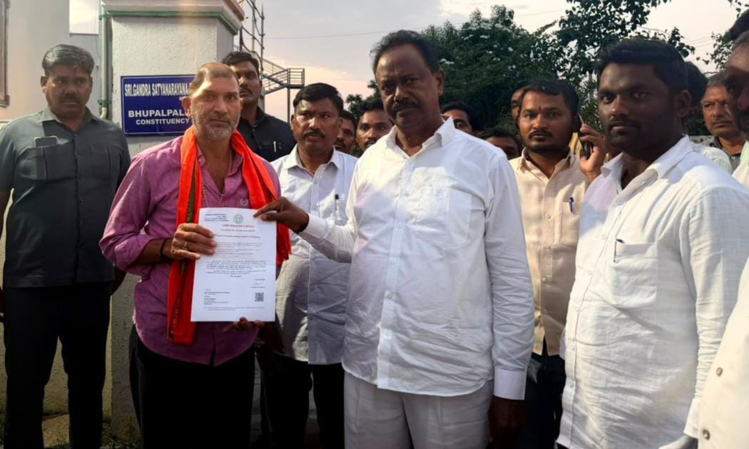 బాధితుడికి రూ.2.50 లక్షల ఎల్ ఓసి అందజేసిన ఎమ్మెల్యే