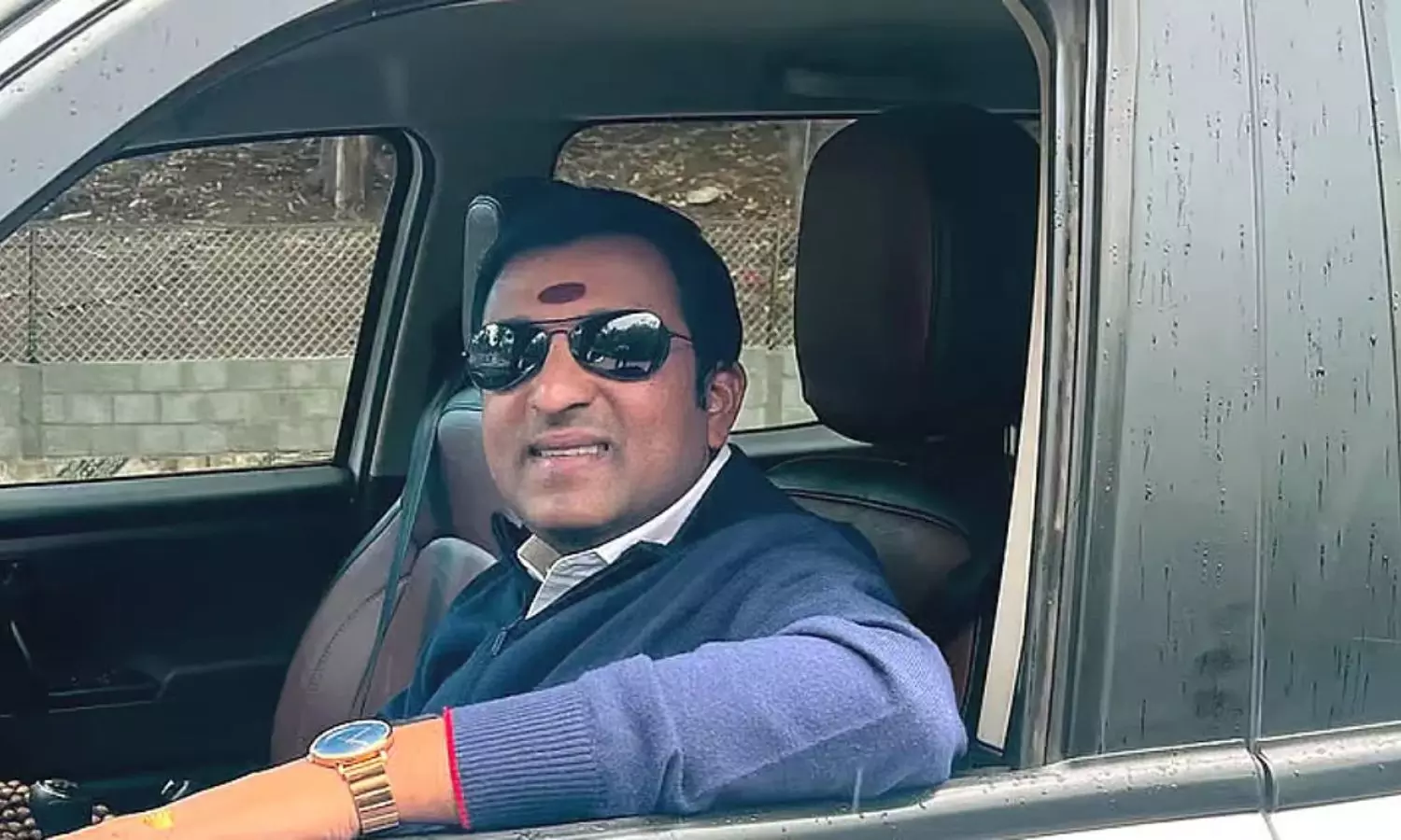 AIADMK: టీవీకే గెలుపుపై ఛాలెంజ్.. మీసాలు తీసేసుకున్న అన్నాడీఎంకే నాయకుడు AIADMK: టీవీకే గెలుపుపై ఛాలెంజ్.. మీసాలు తీసేసుకున్న అన్నాడీఎంకే నాయకుడు