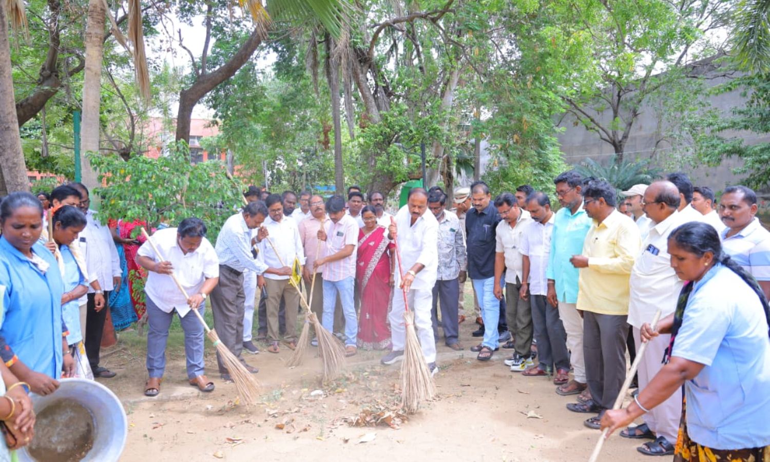 చిన్నపిల్లల పార్క్ లో పారిశుధ్య పనులు చేపట్టిన ఎమ్మెల్యే మాలకొండయ్య చిన్నపిల్లల పార్క్ లో పారిశుధ్య పనులు చేపట్టిన ఎమ్మెల్యే మాలకొండయ్య