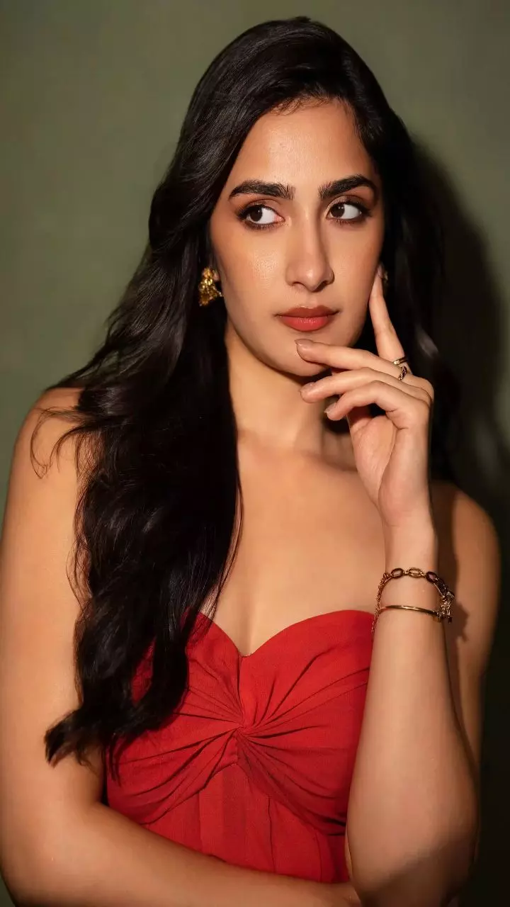 Toxic: రుక్మిణి వసంత్ స్టైలిష్ ఫొటోషూట్ వైరల్.. ‘టాక్సిక్’ మెలిసా గ్లామర్ షో!