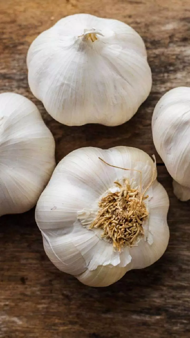 Garlic: రాత్రి పడుకునే ముందు వెల్లుల్లి తినవచ్చా?..పరిశోధనలు ఏం చెబుతున్నాయి? Garlic: రాత్రి పడుకునే ముందు వెల్లుల్లి తినవచ్చా?..పరిశోధనలు ఏం చెబుతున్నాయి?