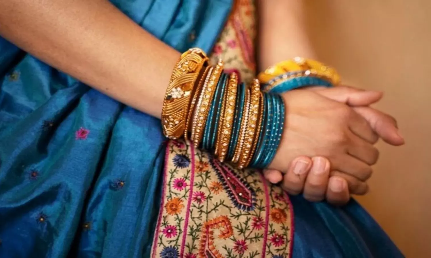 Married Women : పెళ్లి ఫ్యాషన్‌ కాదు...గాజులు మోటు కాదు... సనాతన ధర్మం చెప్పింది వింటే ఆశ్చర్యపోతారు