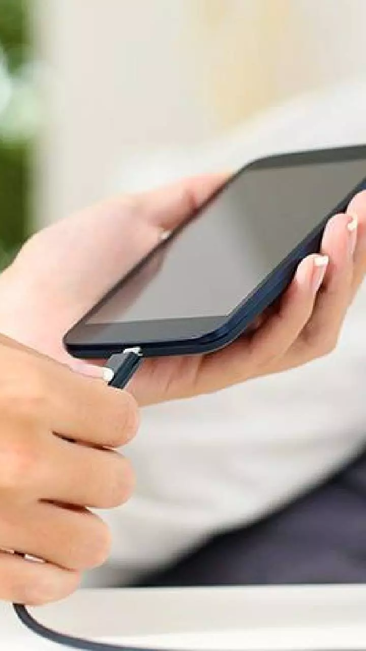 Phone Charging: ఫోన్ ఛార్జింగ్ తీసేటప్పుడు ఈ తప్పు చేస్తున్నారా? ప్రమాదంలో పడే అవకాశం