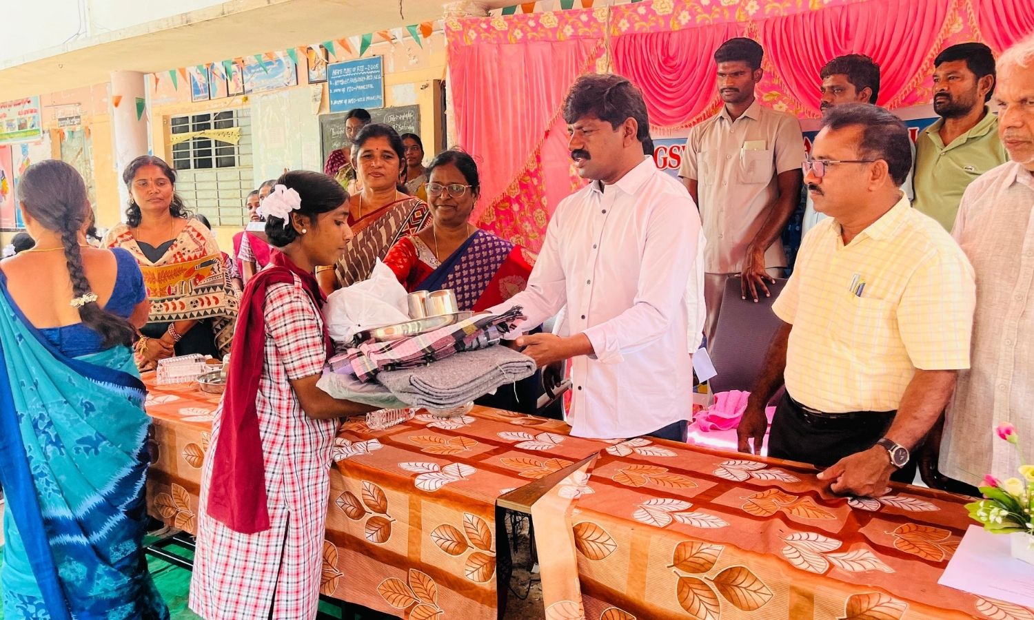 Nakrekal: గురుకుల విద్యార్థులకు యూనిఫామ్‌లు, బ్యాగ