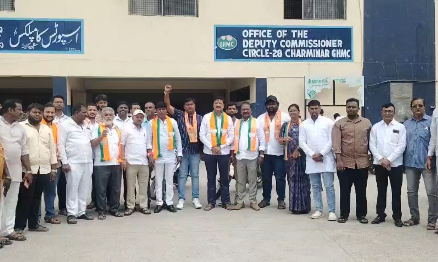 Hyderabad: హుస్సేన్ ఆలం రోడ్డు మరమ్మతులపై బీజేపీ న