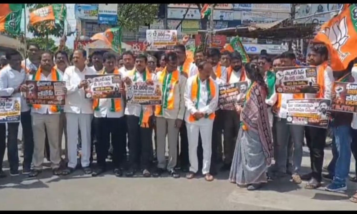 Karimnagar: పోలీసుల అడ్డుకావాల మధ్య బీజేపీ నాయకుల 