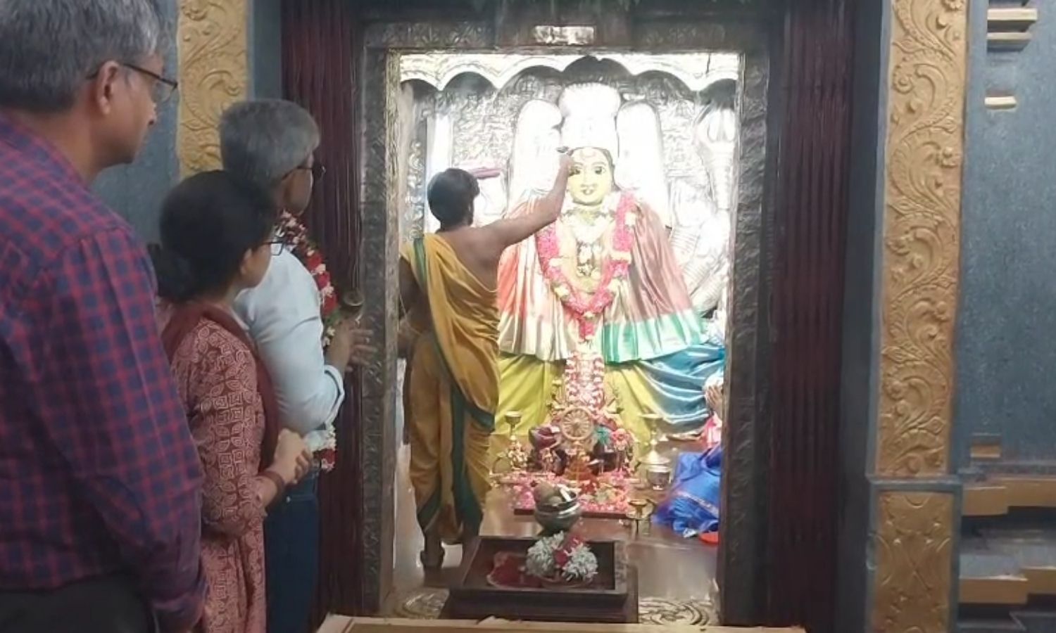 Warangal: భద్రకాళి అమ్మవారిని దర్శించుకున్న రైల్వే
