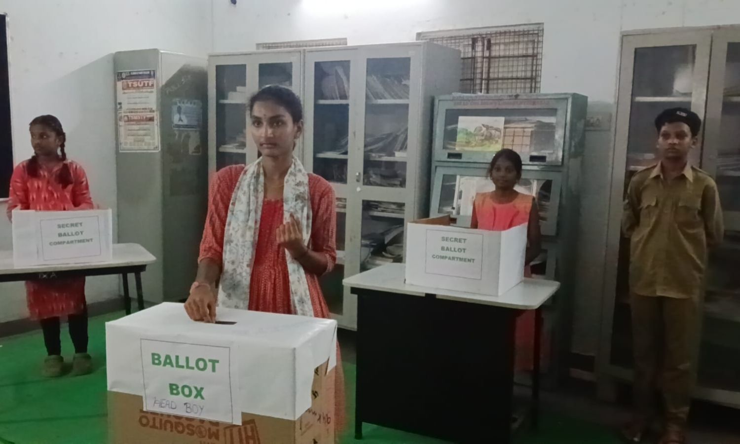 Mahabubabad: మోడల్ స్కూల్‌లో ఓటింగ్ హంగామా.. ప్రజా