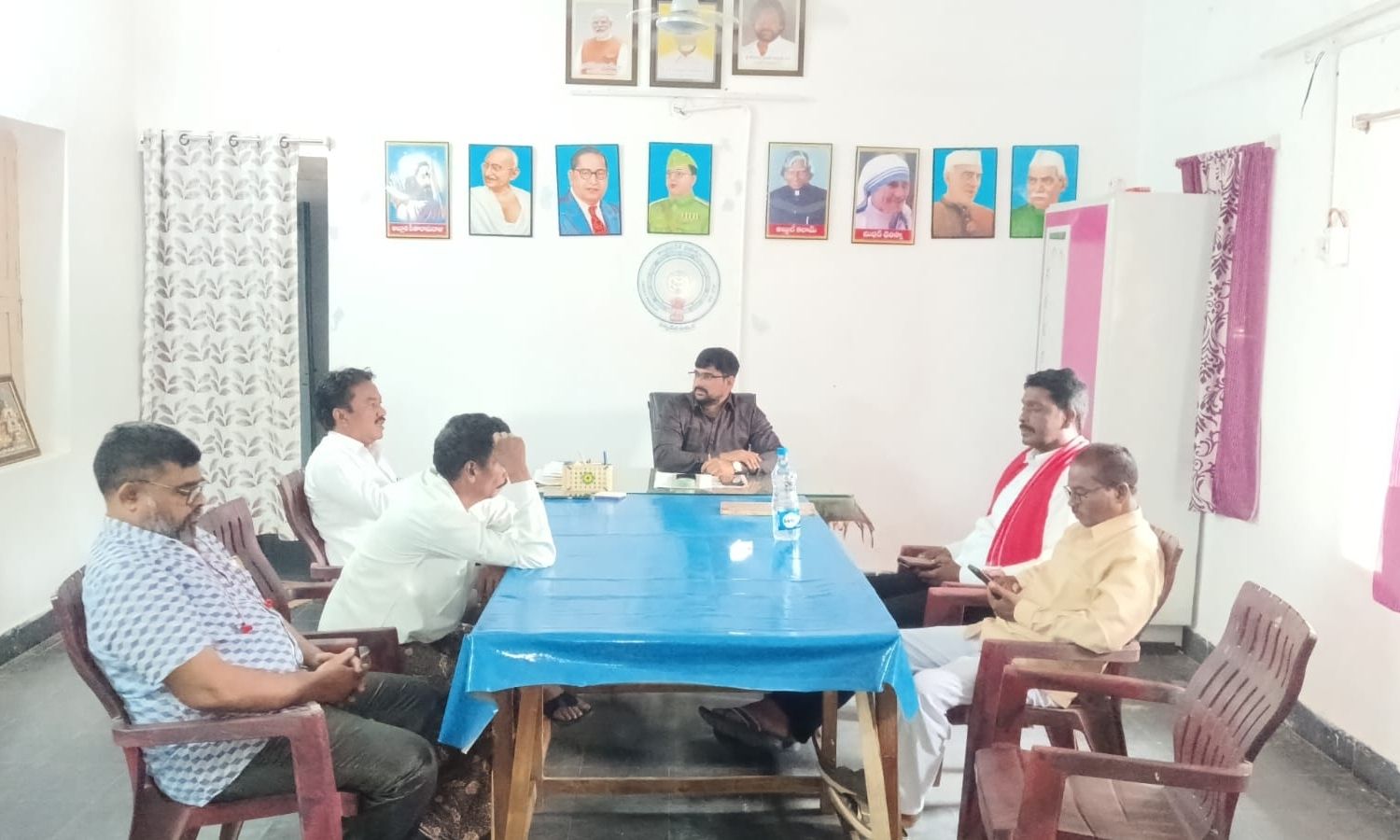 Velerupadu: రాజకీయ పార్టీల నాయకులతో తహసీల్దార్ సమా