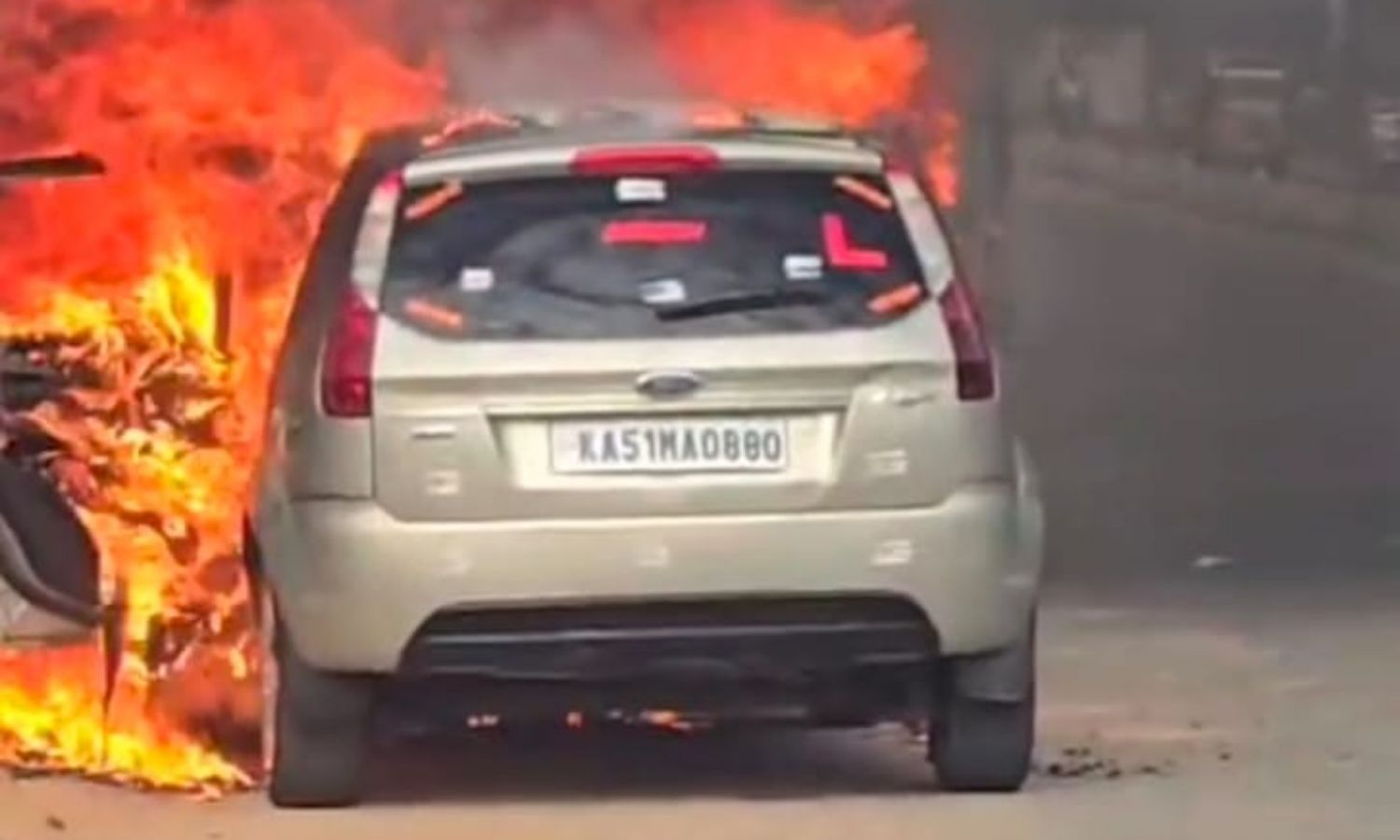 Anantapur: అనంతపురం టౌన్‌లో తృటిలో తప్పిన ఘోర కారు