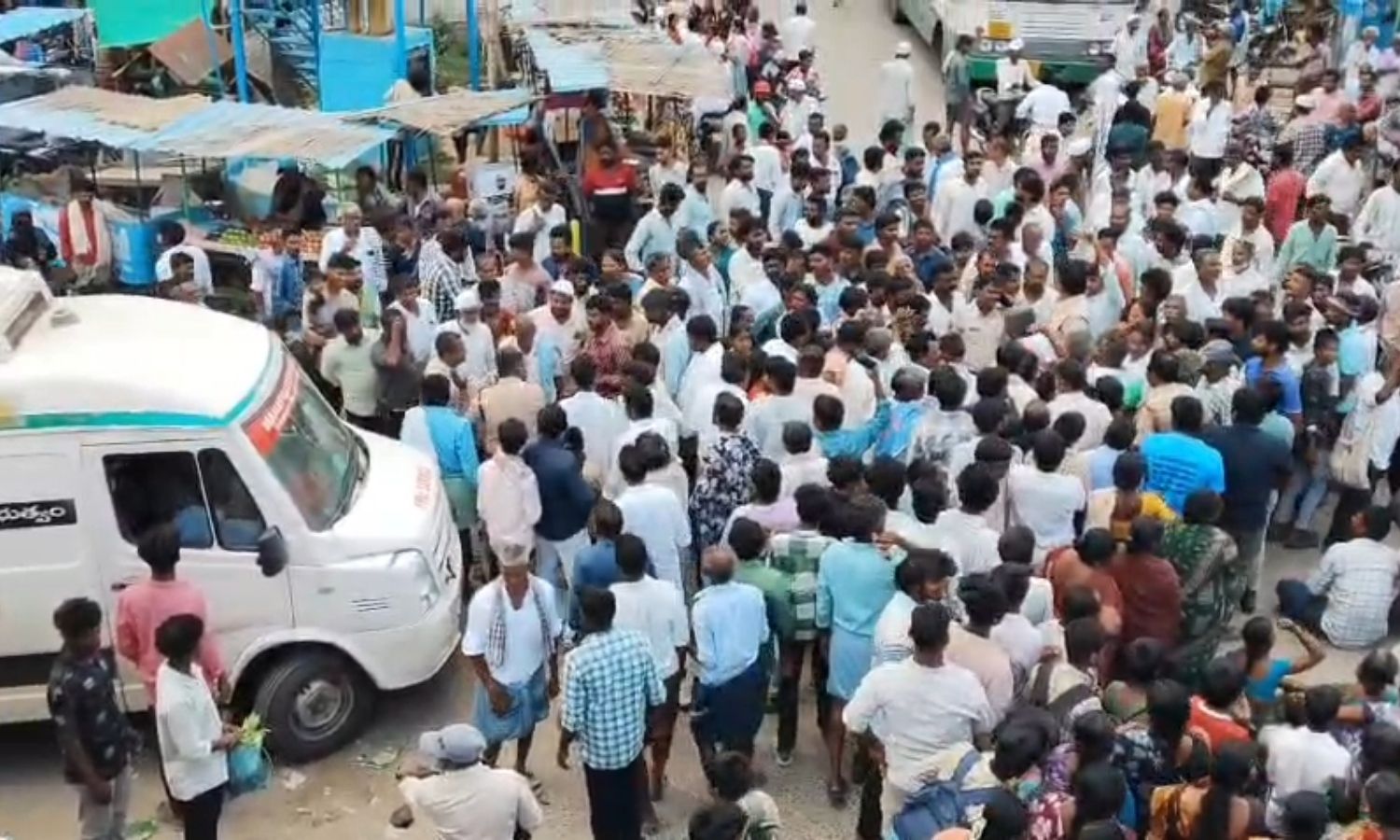 Kurnool: గూడూరులో రోడ్డు ప్రమాదం.. మృతదేహంతో రాస్త