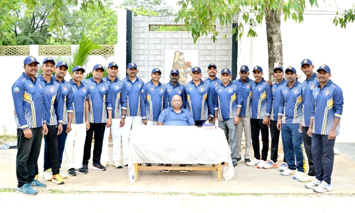 Kurnool: పోలీసు క్రీడాకారులకు కిట్లు అందజేసిన డీఐజ