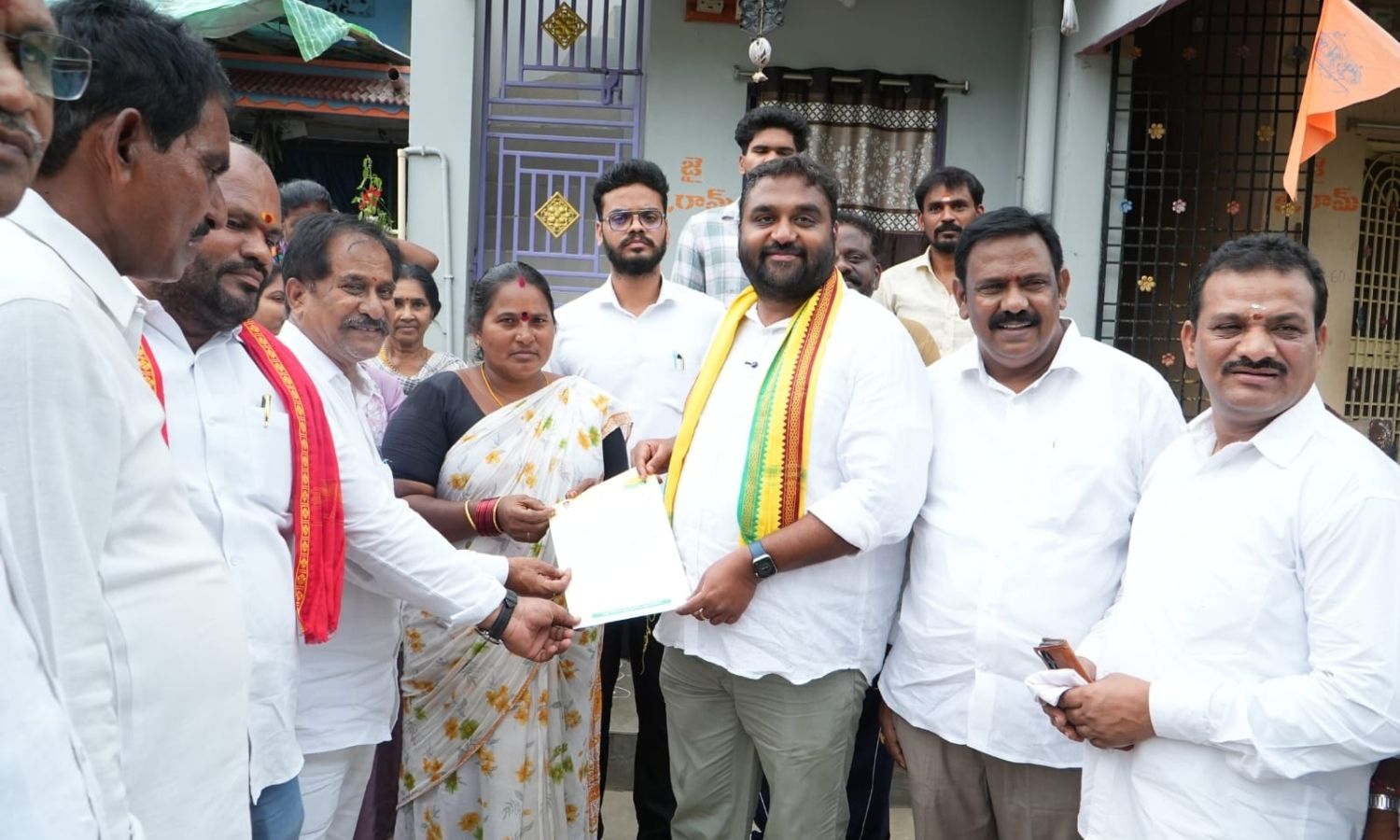 Cheepurupalli: ఇంటింటికీ వెళ్లి CMRF చెక్కులు అందజ