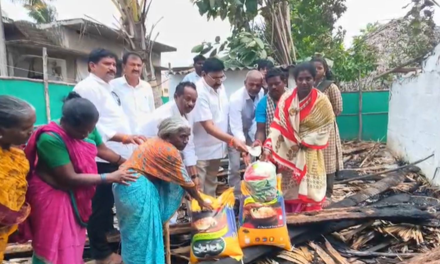 Pithapuram: దొంతమూరులో గ్యాస్ లీక్ అగ్ని ప్రమాదం బ