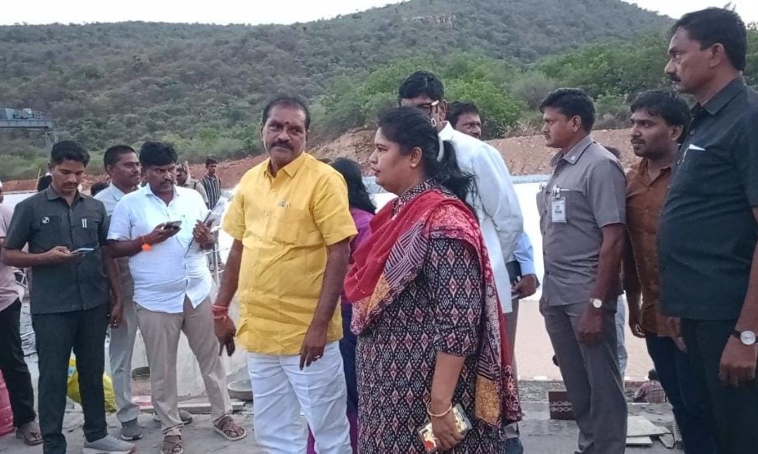 Dornala: వెలిగొండ ప్రాజెక్టు పనులను పరిశీలించిన మం
