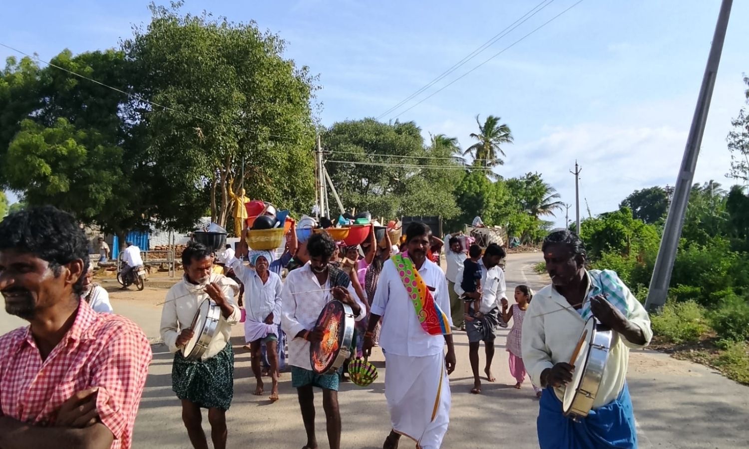 Kalyandurgam: వర్షాల కోసం ఊరు ఖాళీ చేసి.. వనభోజనాల