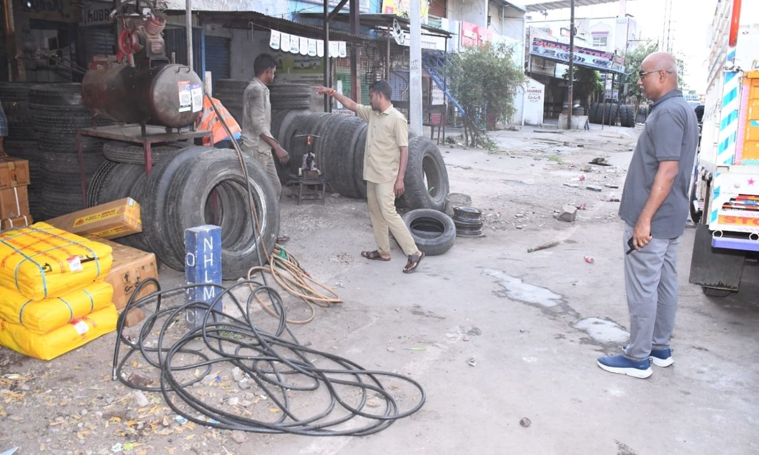 Kurnool: రోడ్లపై ఆక్రమణలు తొలగించిన మున్సిపల్ కమిష