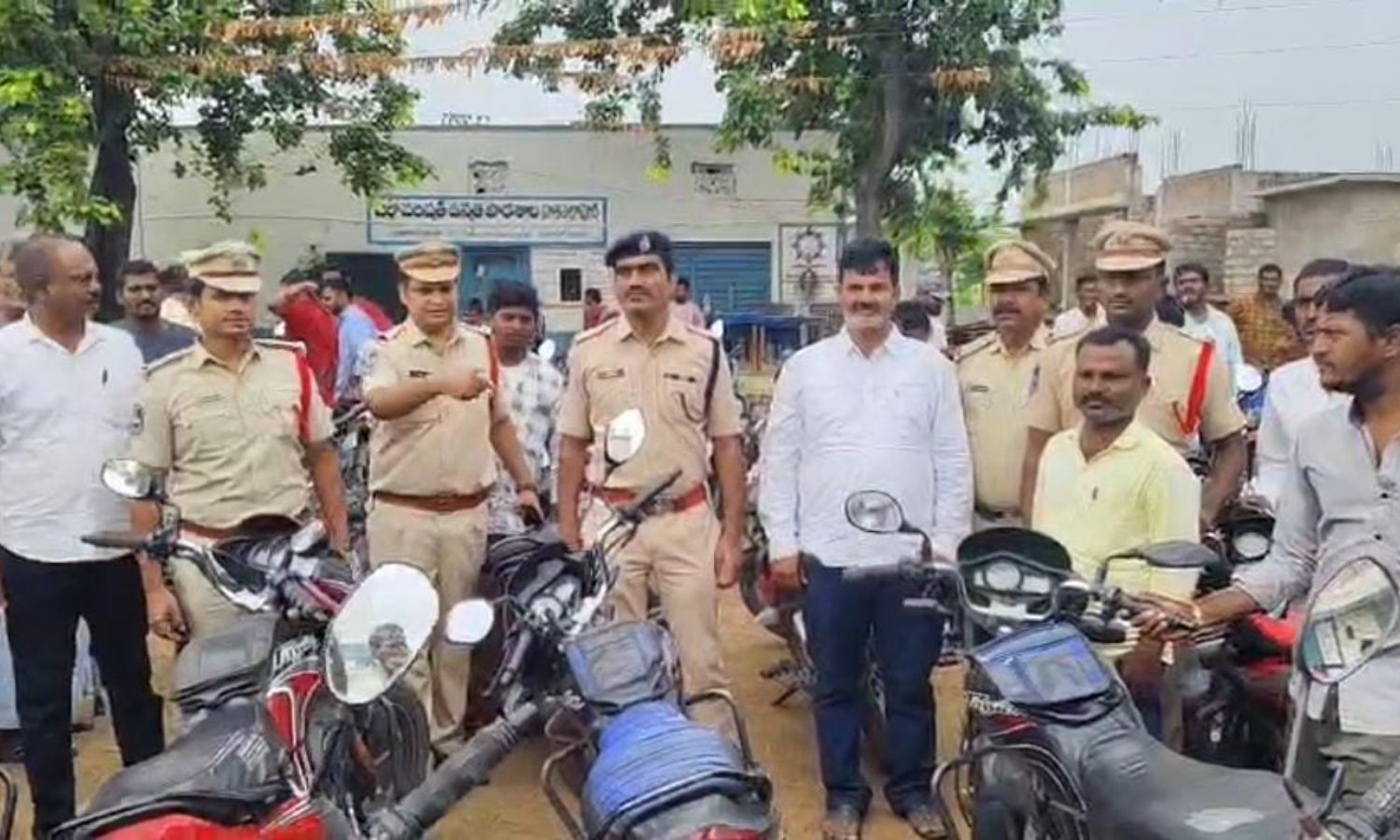 Khanapur: పాత ఎల్లాపూర్‌లో పోలీసుల కార్డన్ అండ్ సె