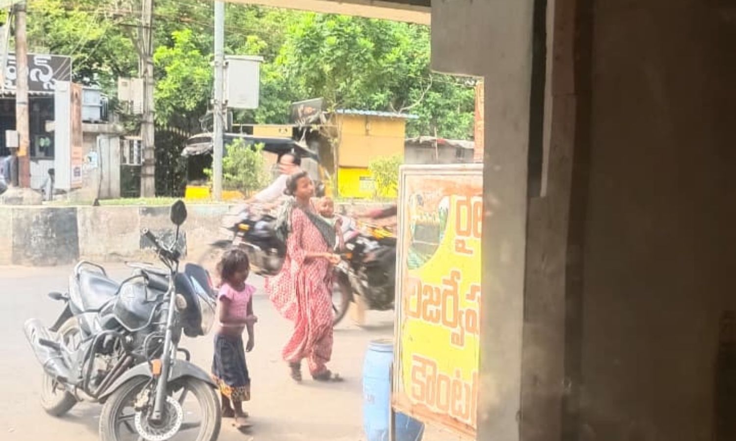 Tuni: తునిలో పసిపిల్లలతో భిక్షాటన దారుణం అంధకారంలో