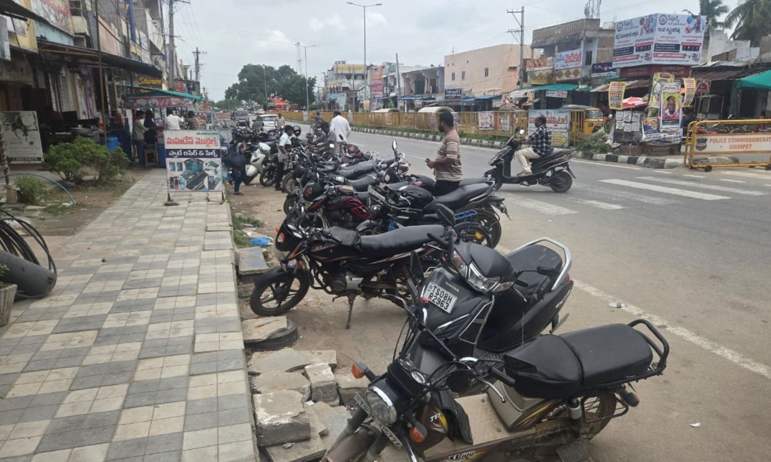 Cherial: పాత బస్టాండ్ వద్ద నిత్యం ట్రాఫిక్ జామ్ స్