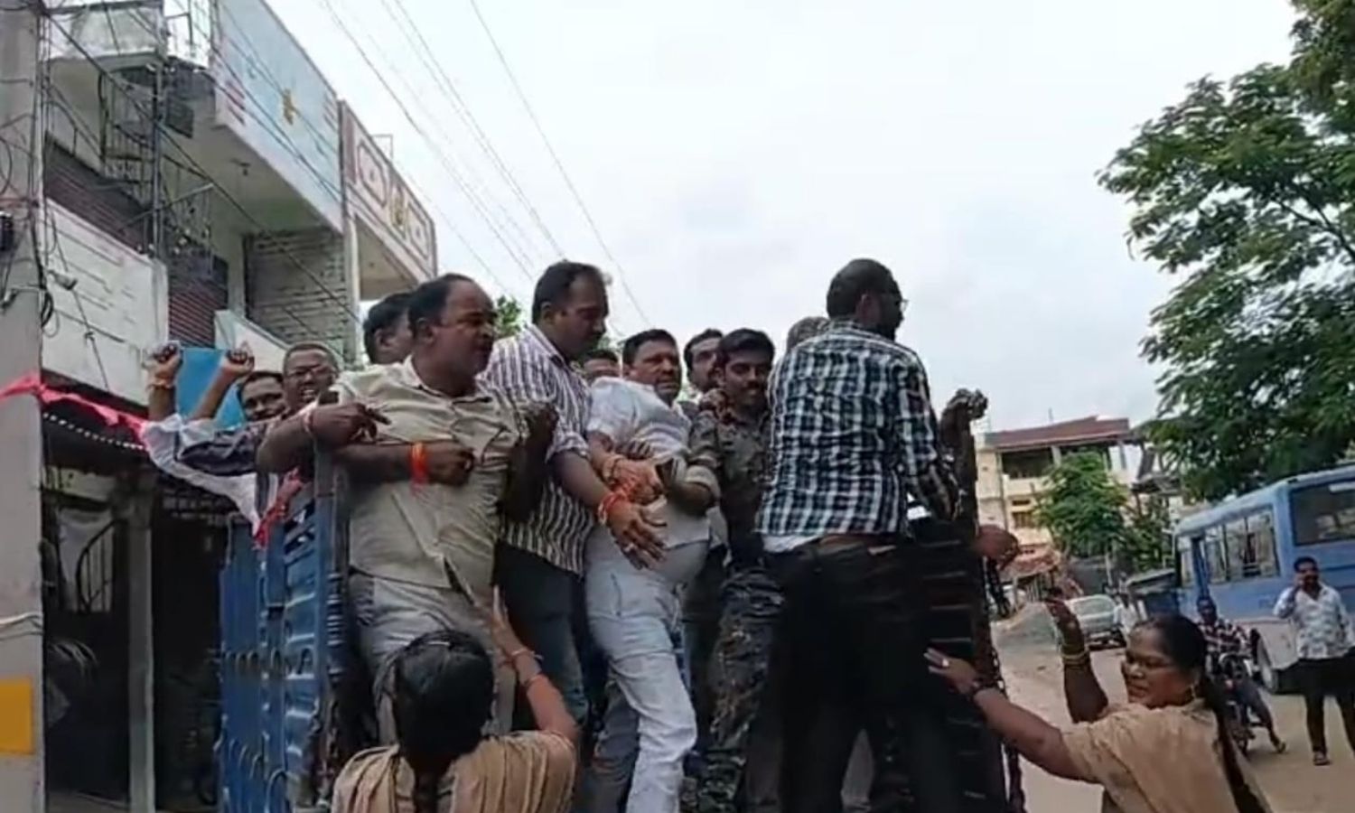 Karimnagar: గన్నేరువరం డబుల్ రోడ్డు కోసం దీక్ష యువ