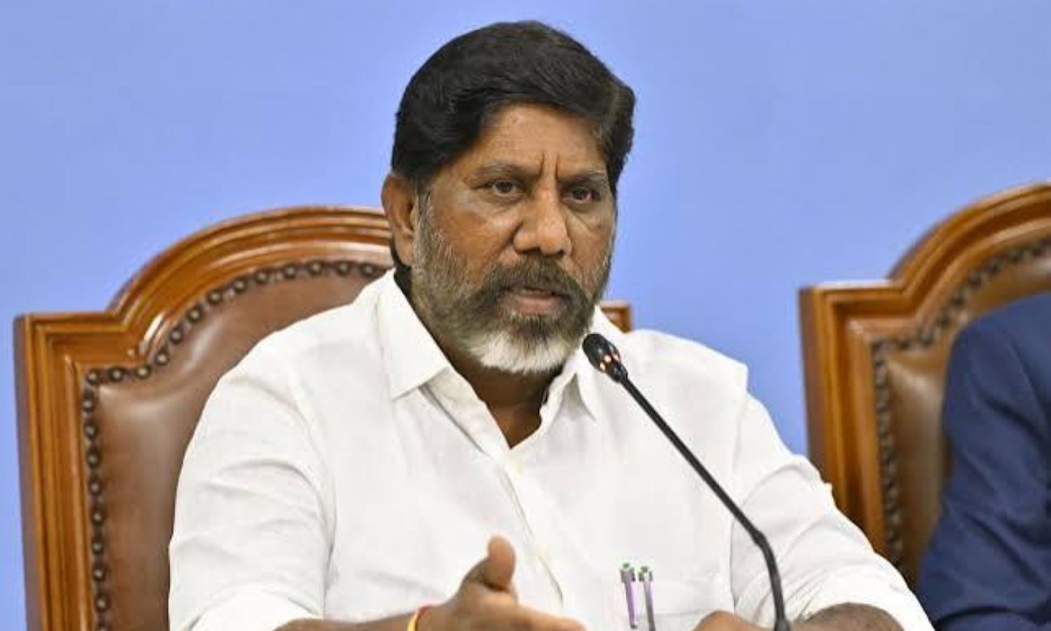 Khammam: పొలం గట్టున శ్రమజీవులతో ముచ్చటించిన డిప్య