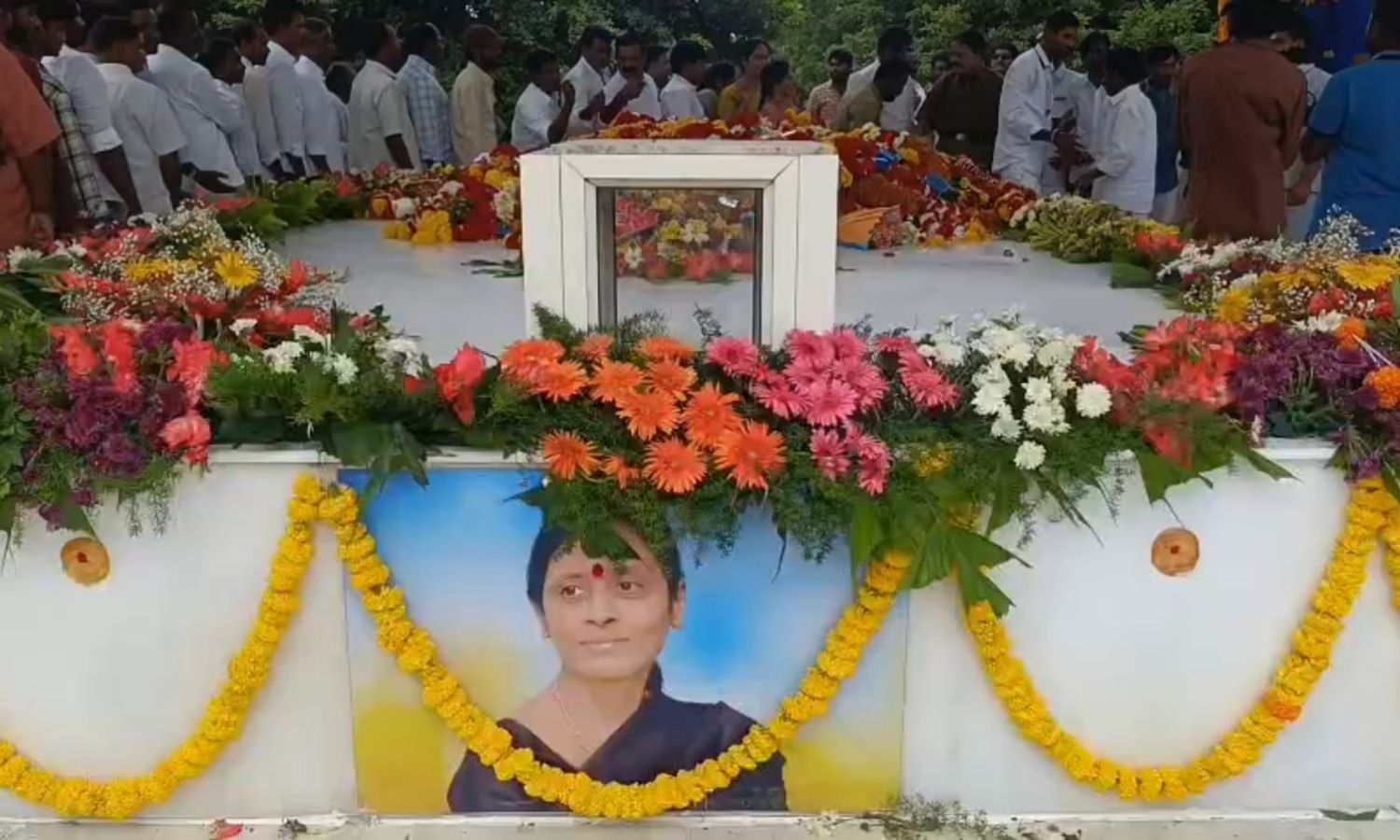 Anantapur: పల్లె ఉమా 8వ వర్ధంతి: ఘనంగా నివాళులర్పి