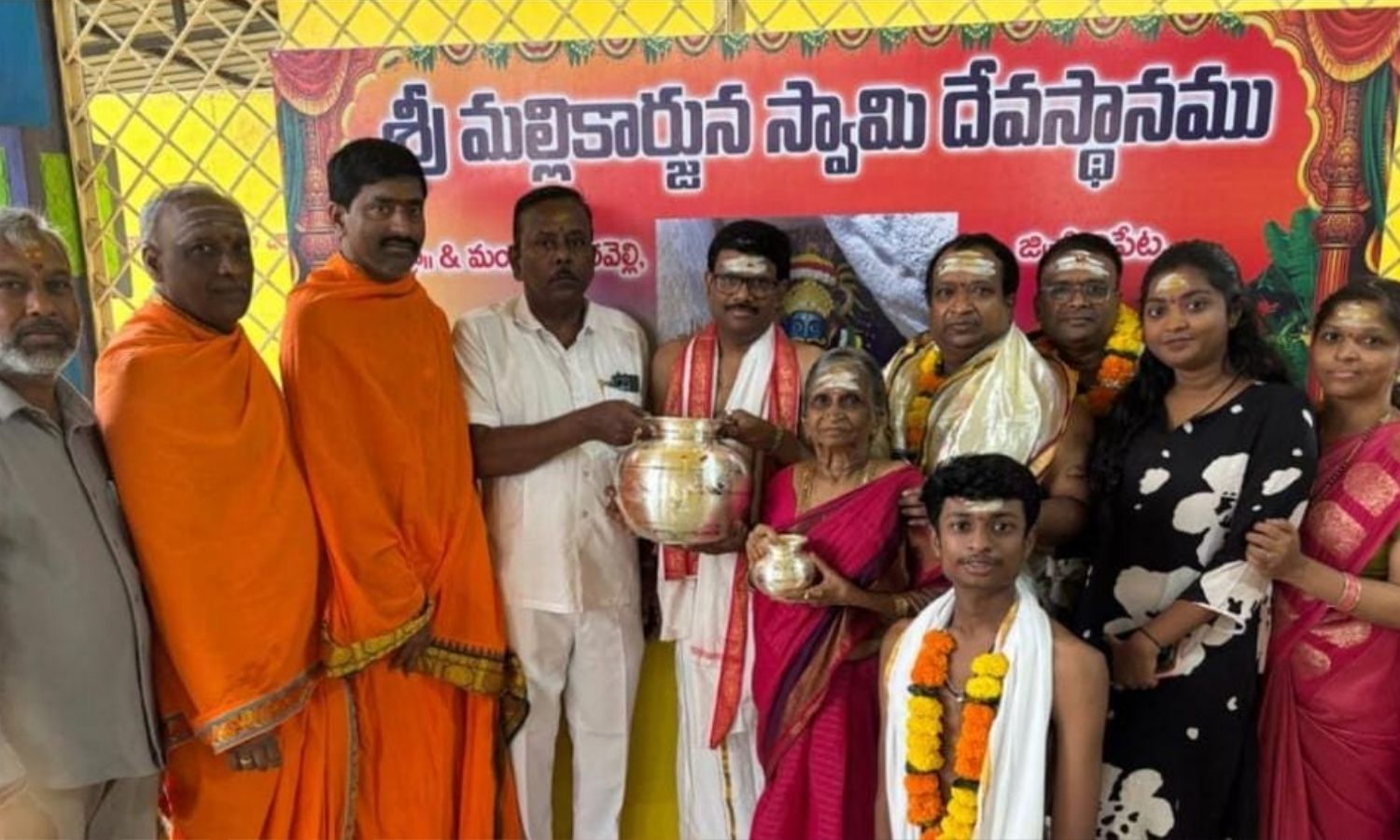 Komuravelli: కొమురవెల్లి మల్లన్నకు రూ.4 లక్షల వెండ